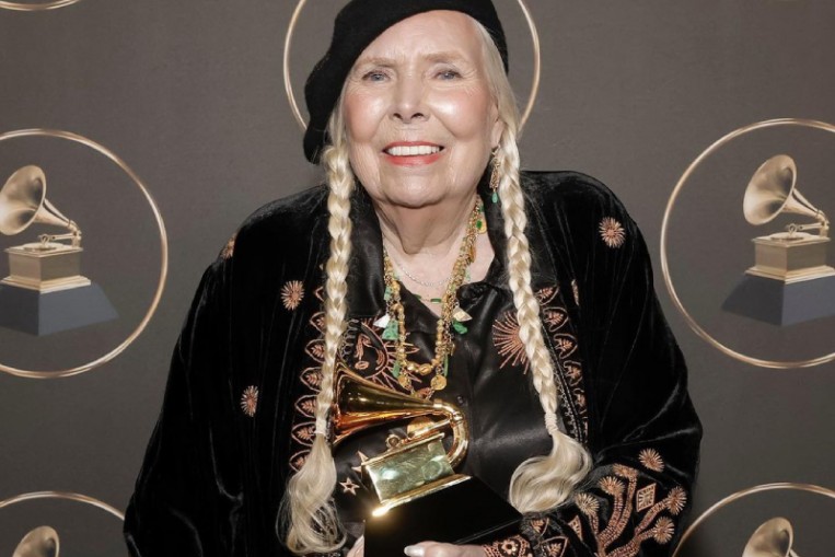 Joni Mitchell performs at Grammy Awards for the first time, with